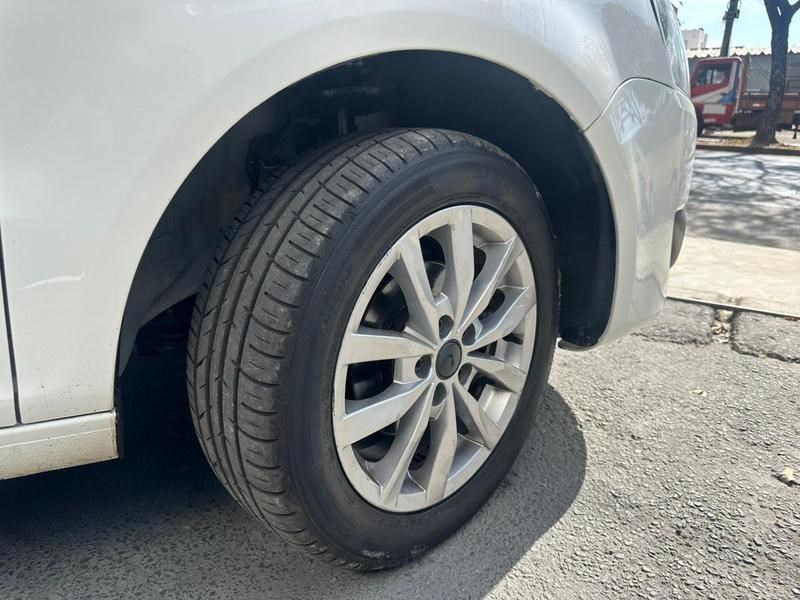 //www.autoline.com.br/carro/volkswagen/fox-16-highline-8v-flex-4p-i-motion/2014/belo-horizonte-mg/24806203