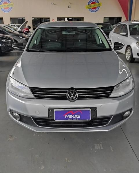 //www.autoline.com.br/carro/volkswagen/jetta-20-comfortline-8v-flex-4p-tiptronic/2012/araxa-mg/23613219
