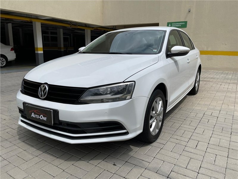 //www.autoline.com.br/carro/volkswagen/jetta-20-trendline-8v-flex-4p-tiptronic/2016/rio-de-janeiro-rj/24287252