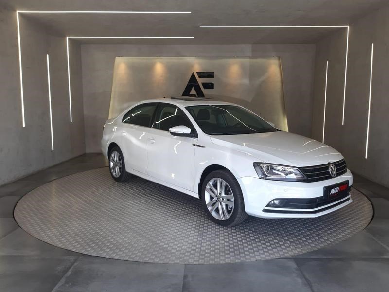 //www.autoline.com.br/carro/volkswagen/jetta-20-tsi-highline-16v-gasolina-4p-turbo-dsg/2015/brasilia-df/25022956