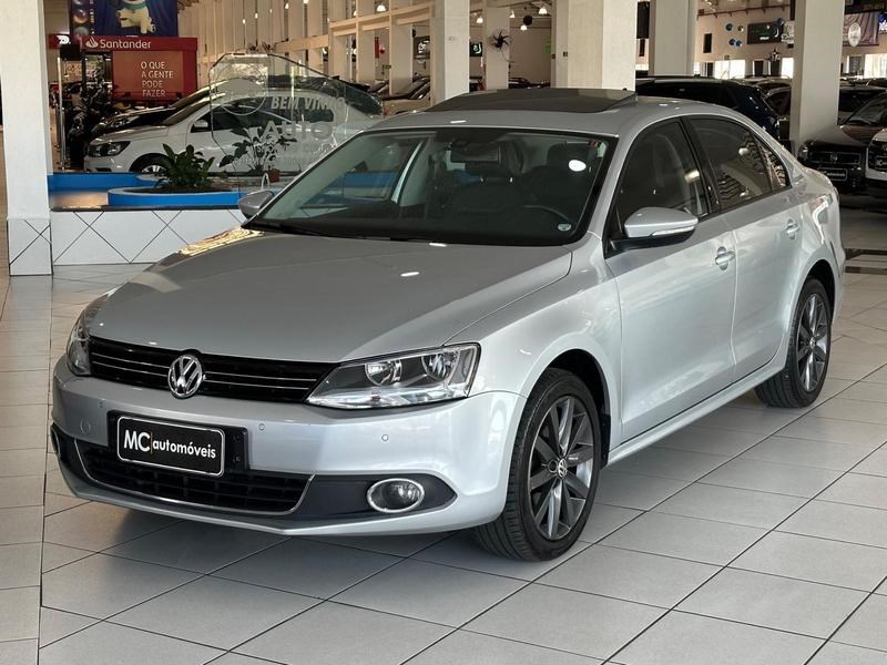 //www.autoline.com.br/carro/volkswagen/jetta-20-comfortline-8v-flex-4p-tiptronic/2014/curitiba-pr/25030915