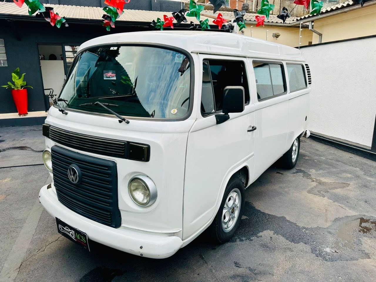 //www.autoline.com.br/carro/volkswagen/kombi-14-standard-escolar-mi-78cv-4p-flex-manual/2014/valinhos-sp/24446385