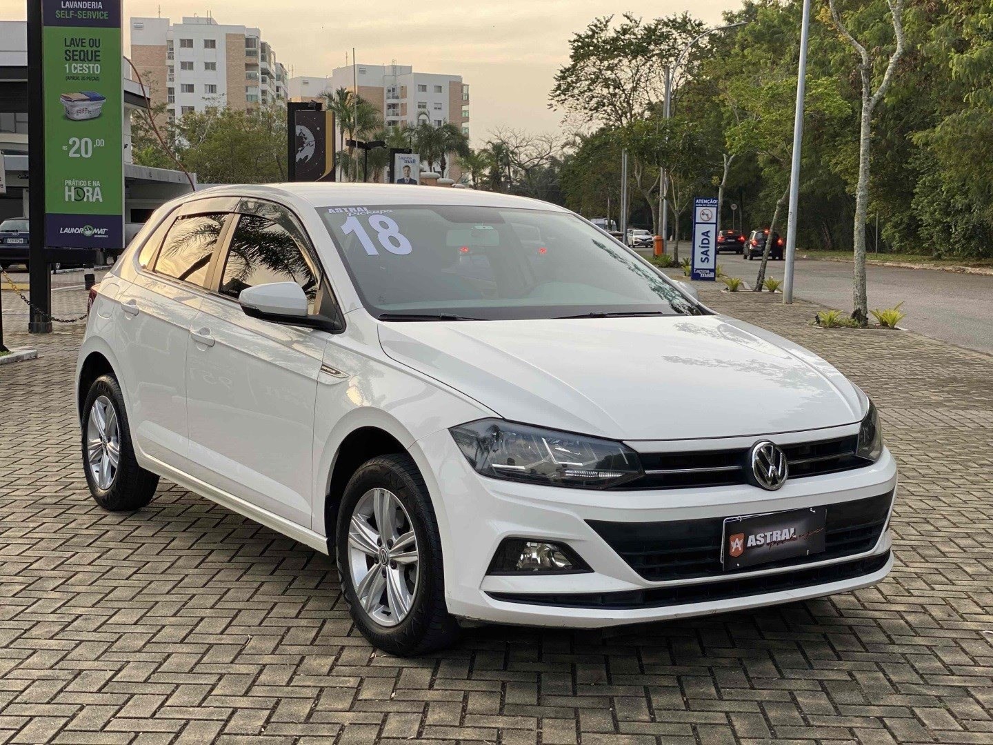 //www.autoline.com.br/carro/volkswagen/polo-10-hatch-200-tsi-comfortline-12v-flex-4p-turb/2018/rio-de-janeiro-rj/24839740