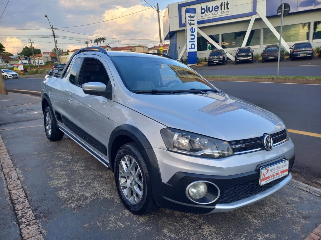 //www.autoline.com.br/carro/volkswagen/saveiro-16-ce-cross-8v-flex-2p-manual/2015/piracicaba-sp/23072527