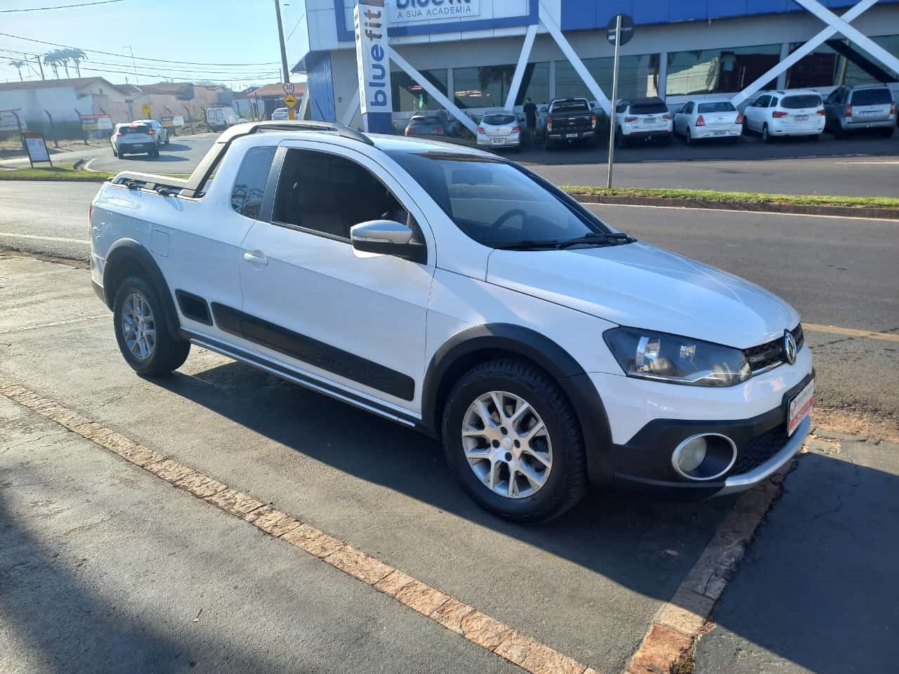 //www.autoline.com.br/carro/volkswagen/saveiro-16-ce-cross-8v-flex-2p-manual/2015/piracicaba-sp/24798700