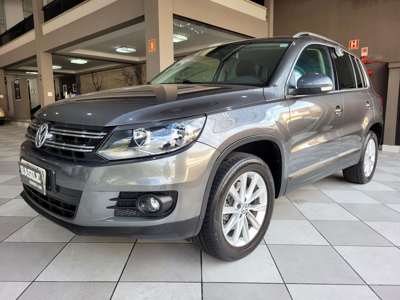 //www.autoline.com.br/carro/volkswagen/tiguan-20-tsi-16v-gasolina-4p-4x4-turbo-automatico/2014/sao-paulo-sp/24632484