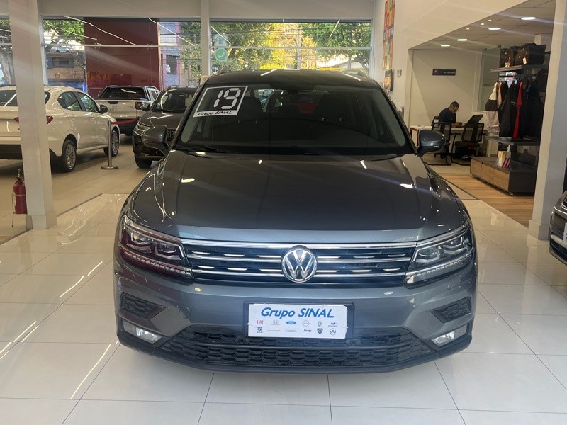 //www.autoline.com.br/carro/volkswagen/tiguan-allspace-14-250-tsi-comfortline-16v-flex-4p-turbo-auto/2019/sao-paulo-sp/24537294