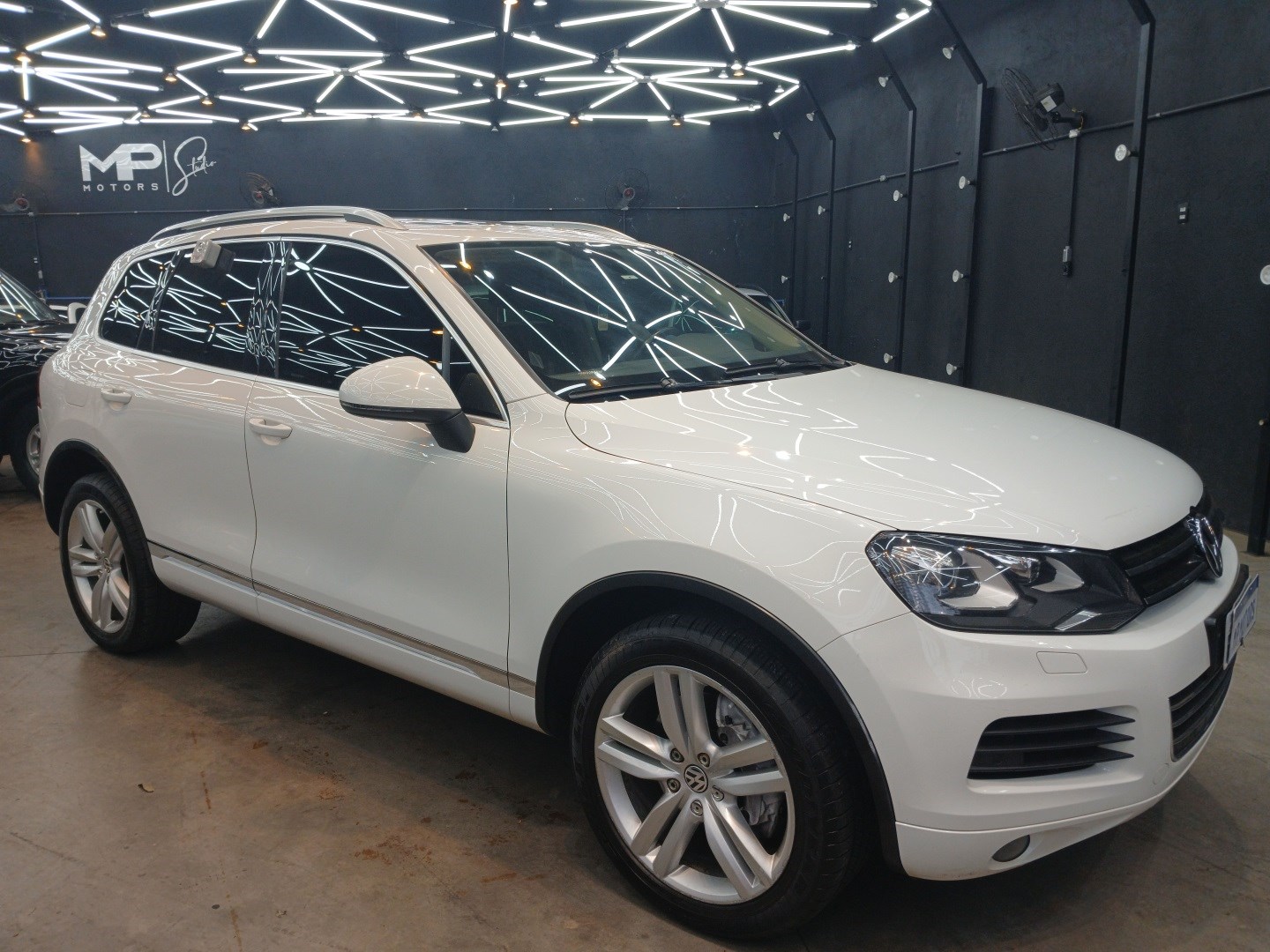//www.autoline.com.br/carro/volkswagen/touareg-42-v8-fsi-40v-gasolina-4p-4x4-automatico/2014/belo-horizonte-mg/24575307