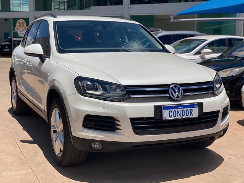 //www.autoline.com.br/carro/volkswagen/touareg-36-v6-fsi-24v-gasolina-4p-4x4-automatico/2014/brasilia-df/24652724